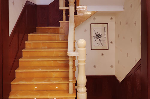 莱山中式别墅室内汉白玉石楼梯的定制安装装饰效果